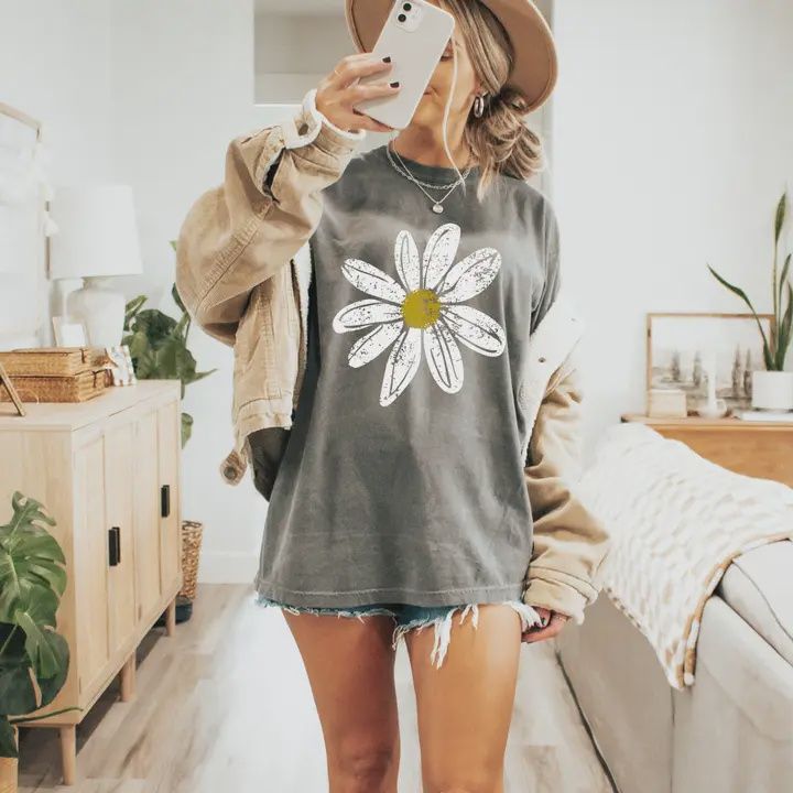 Daisy Graphic Tee