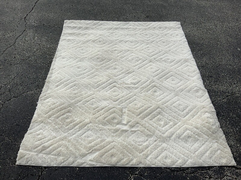 Cream textured area rug (5&#39;x6.5&#39;)