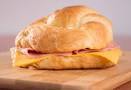 Cuernito relleno de jamón con queso