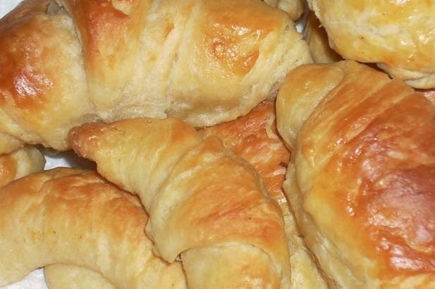 Cuernito relleno de mermelada de piña