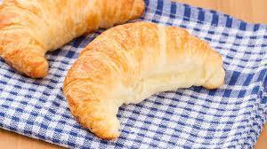Cuernito relleno de queso philadelphia