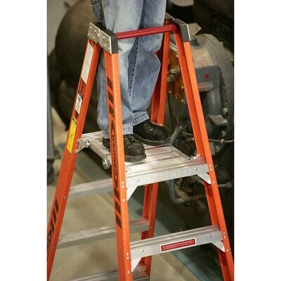 10' WERNER FIBERGLASS PLATFORM STEPLADDER, 300LBS, IA - P7410