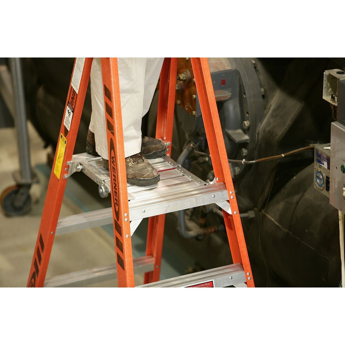 6' WERNER FIBERGLASS STOCKR'S LADDER, 300LBS, IA - PT7406