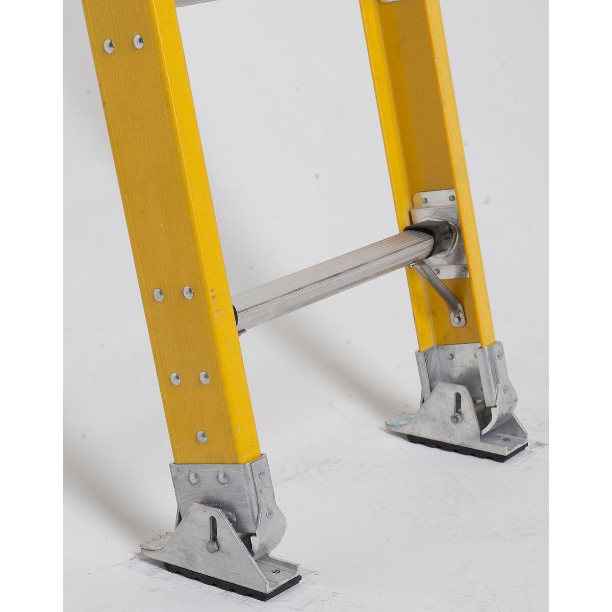 32' WERNER FIBERGLASS EXTENSION LADDER, 375LBS, IAA - D7132-2