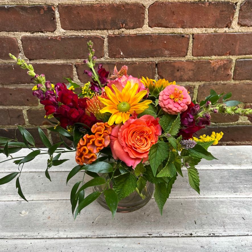 Seasonal Centerpiece, Color: Bright, Size: Simple