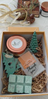 Luxury Gift Box with Handmade Botanical Candles &amp; Festive Scents