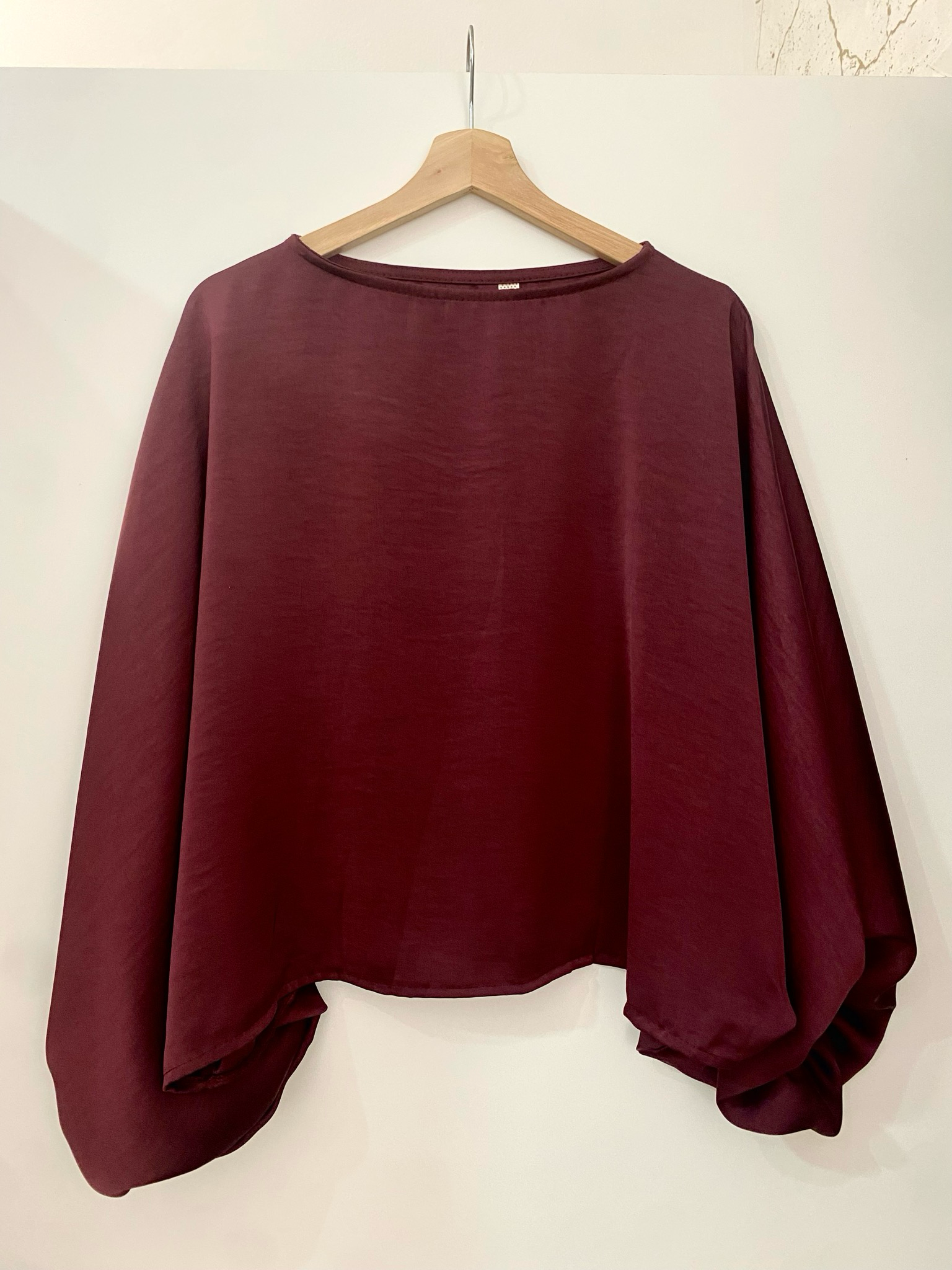 Blusa EUGENIA  satinada tipo capa