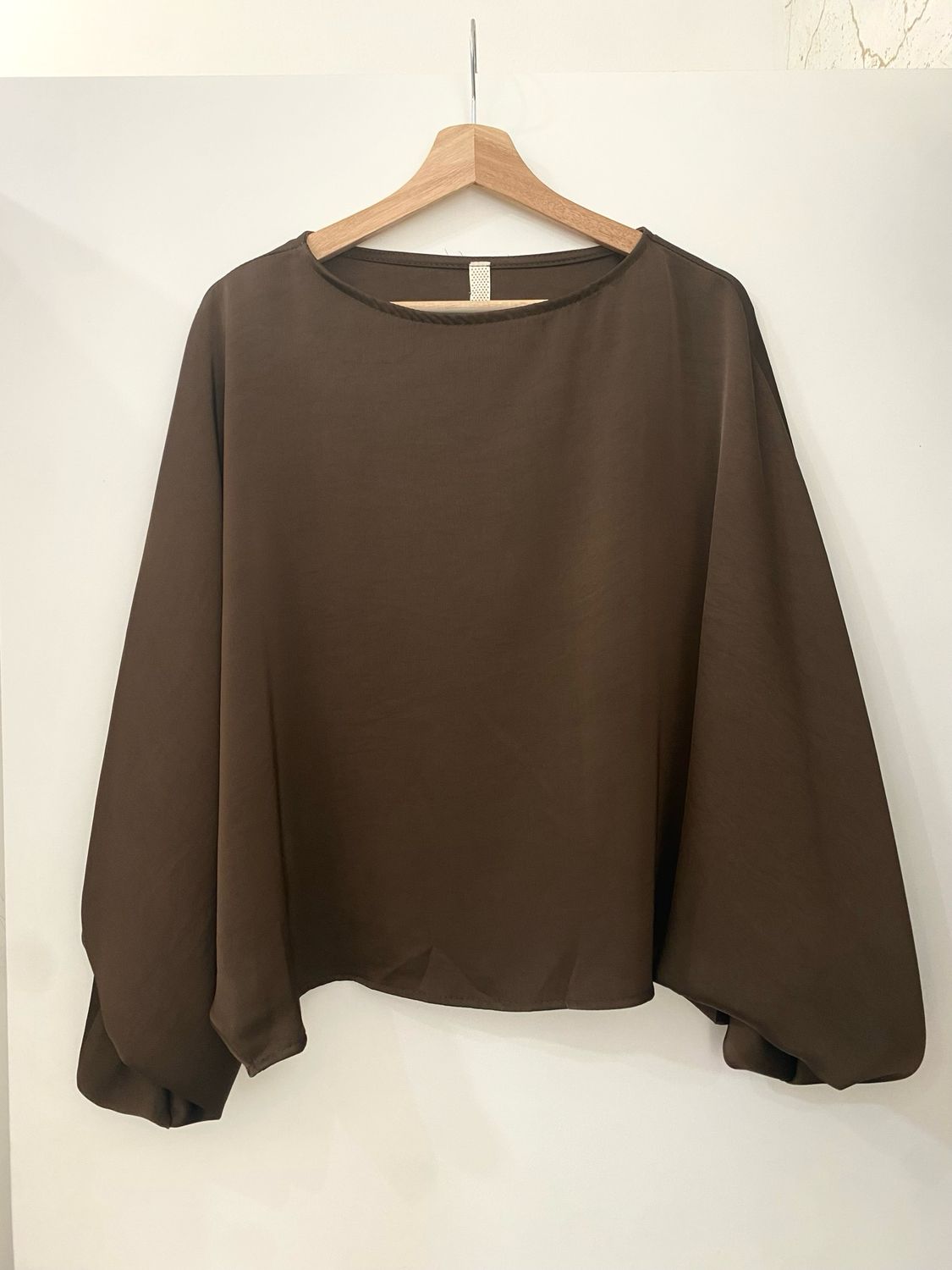 Blusa EUGENIA  satinada tipo capa