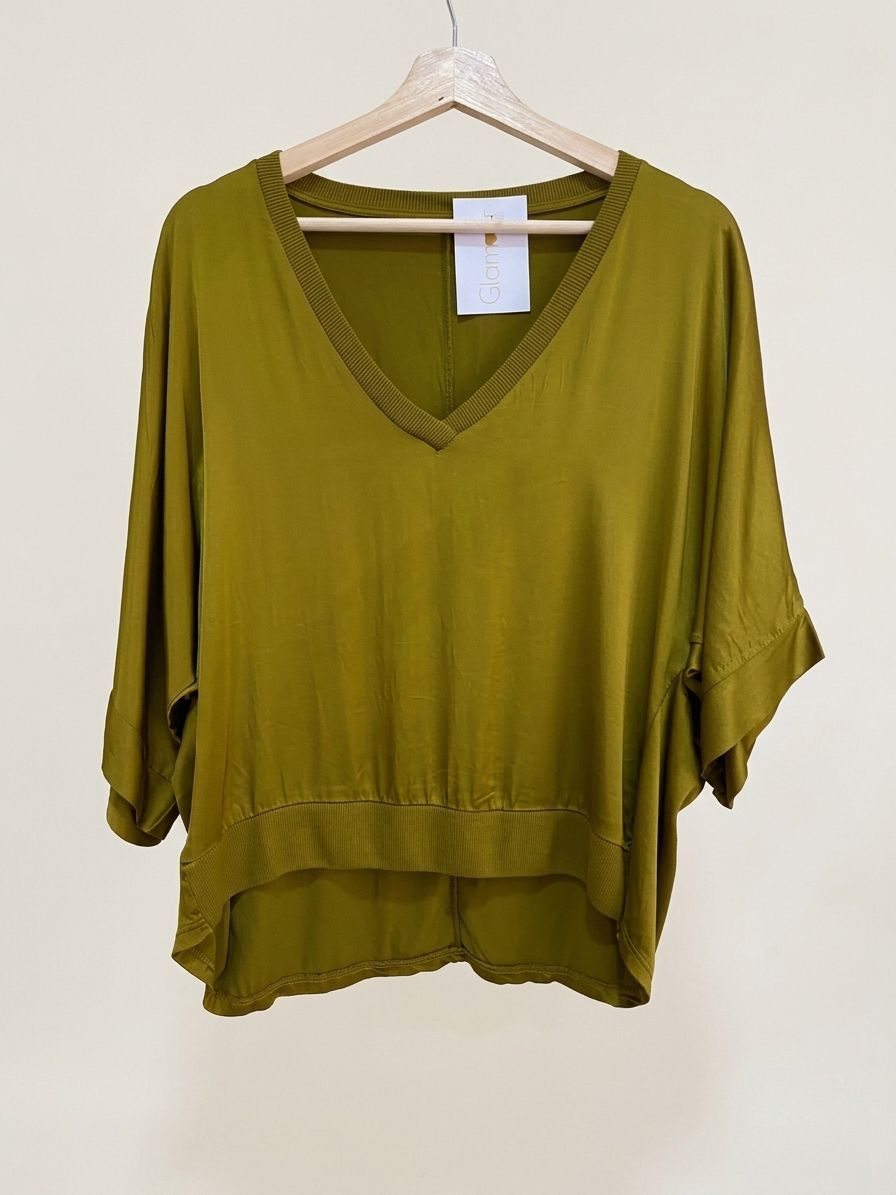 Blusa CANDE verde oliva satinada de manga murciélago