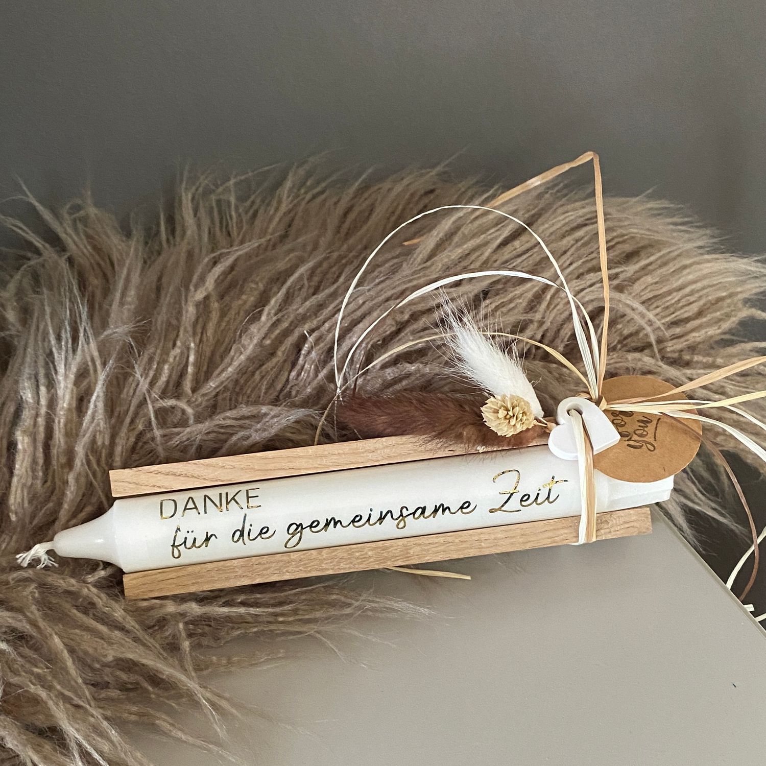 Kerze auf Holzklötzchen