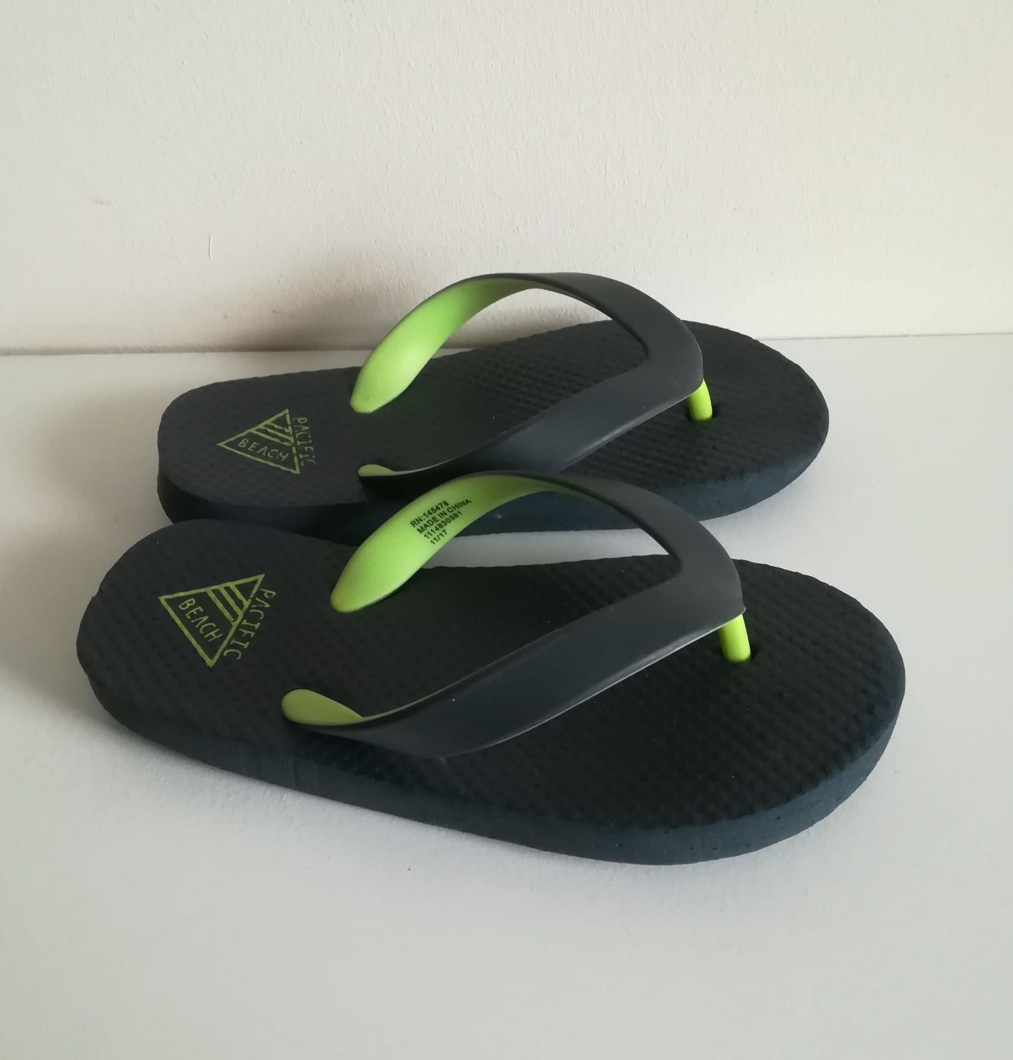 Boys flipflop