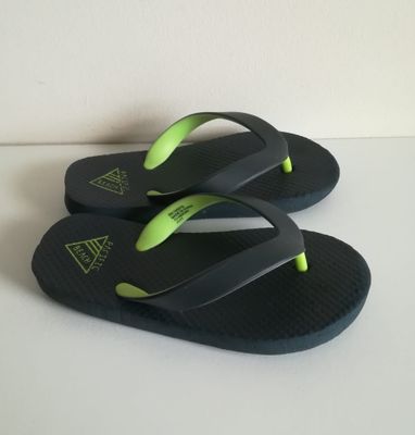 Boys flipflop