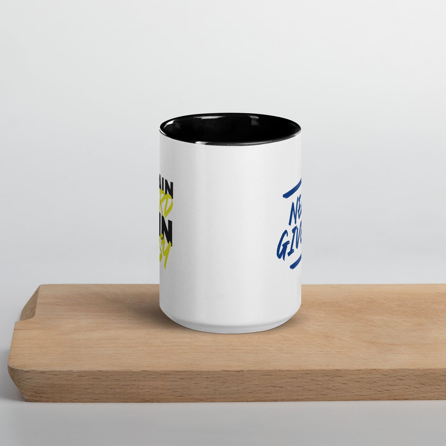 Tasse mit farbiger Innenseite
