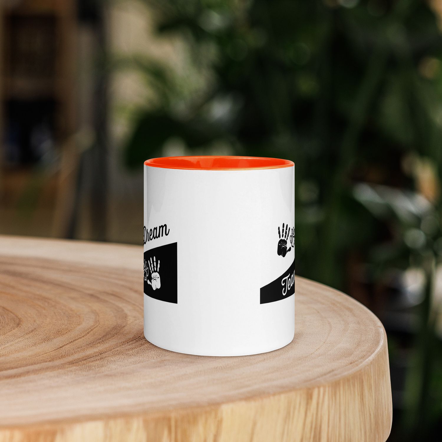 Tasse mit farbiger Innenseite