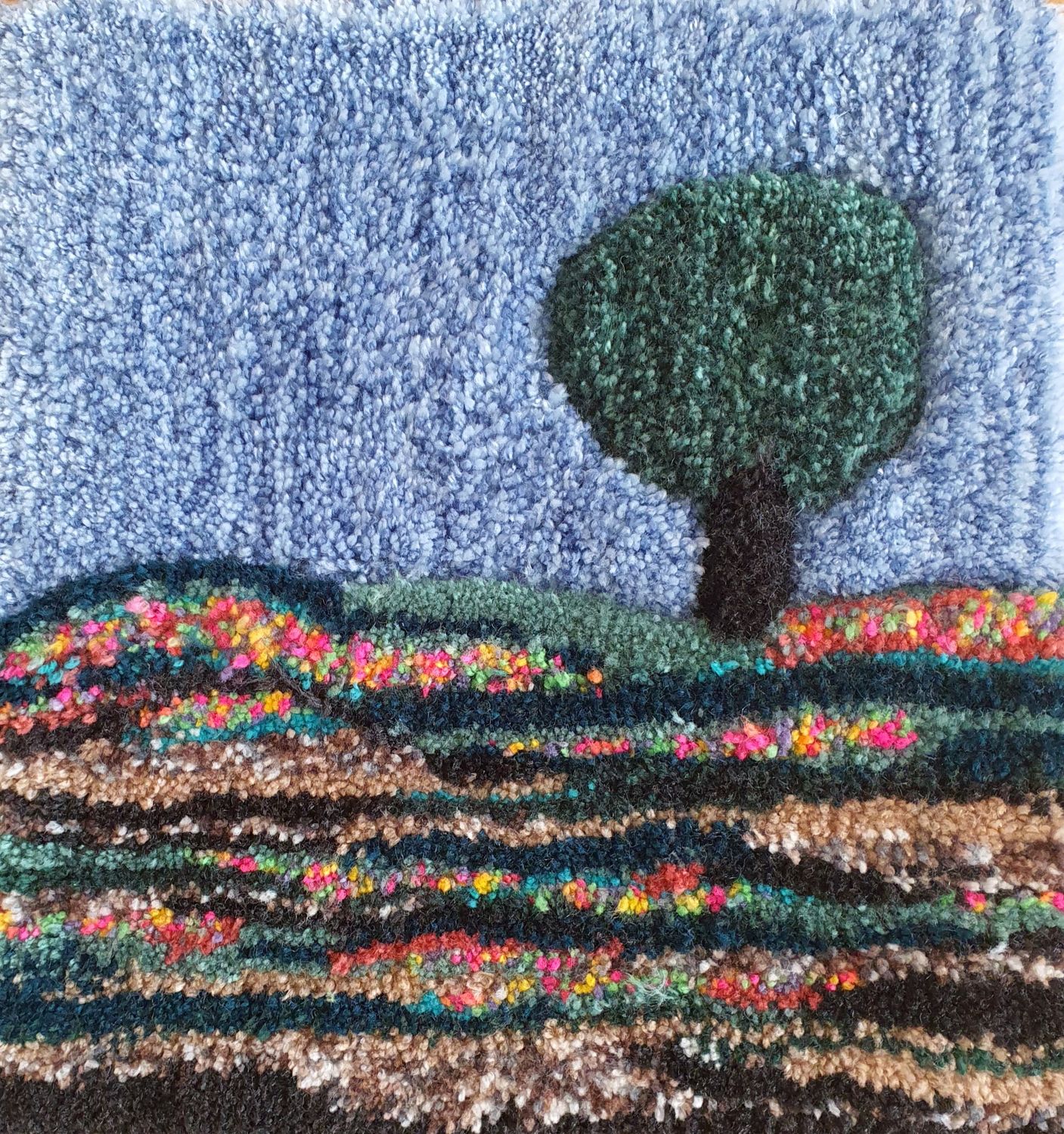 Tirsdag d. 17.  februar 2026.       På værksted i Odense.     Abstrakt tuftet landskab - fladteknik.   Eller lav dit eget design. Begynder niveau, 4 timer.