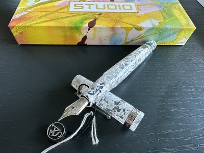 Armando Simoni studio white Guatemala stylo plume