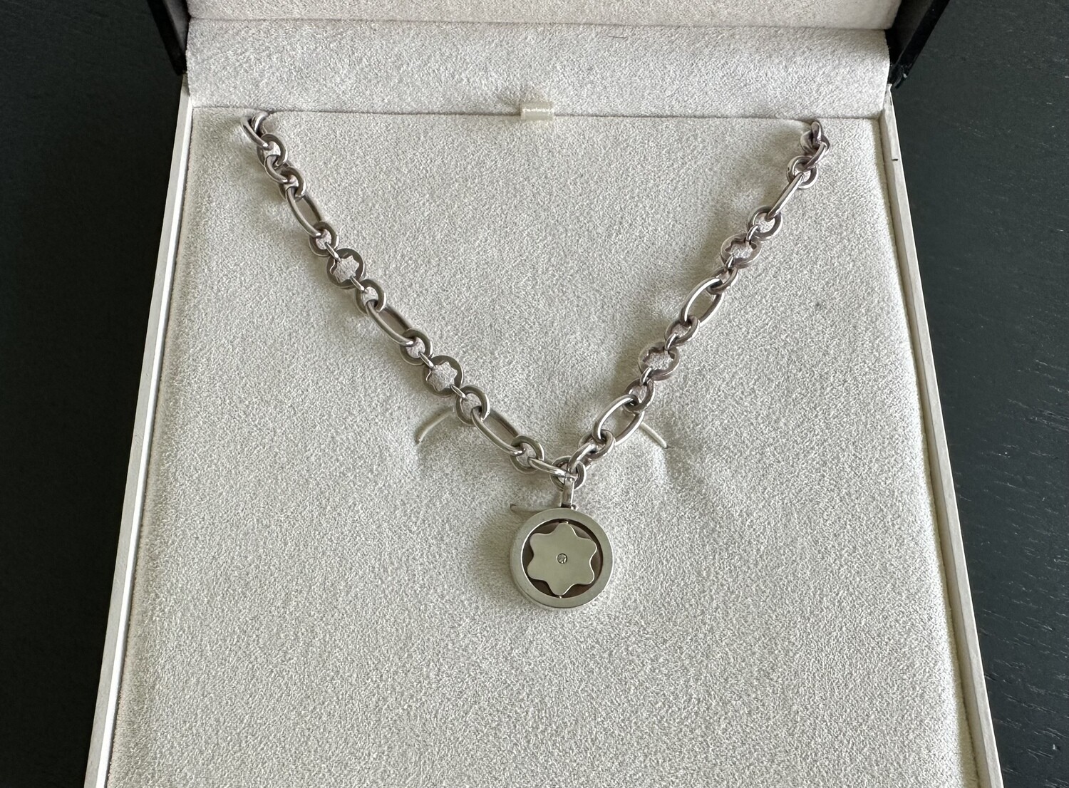Montblanc collier argent et petit diamant