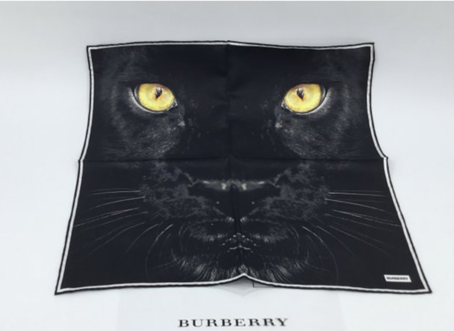 Burberry gavroche en soie 45x45