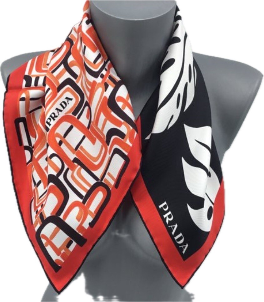 Prada carré de soie  55x55