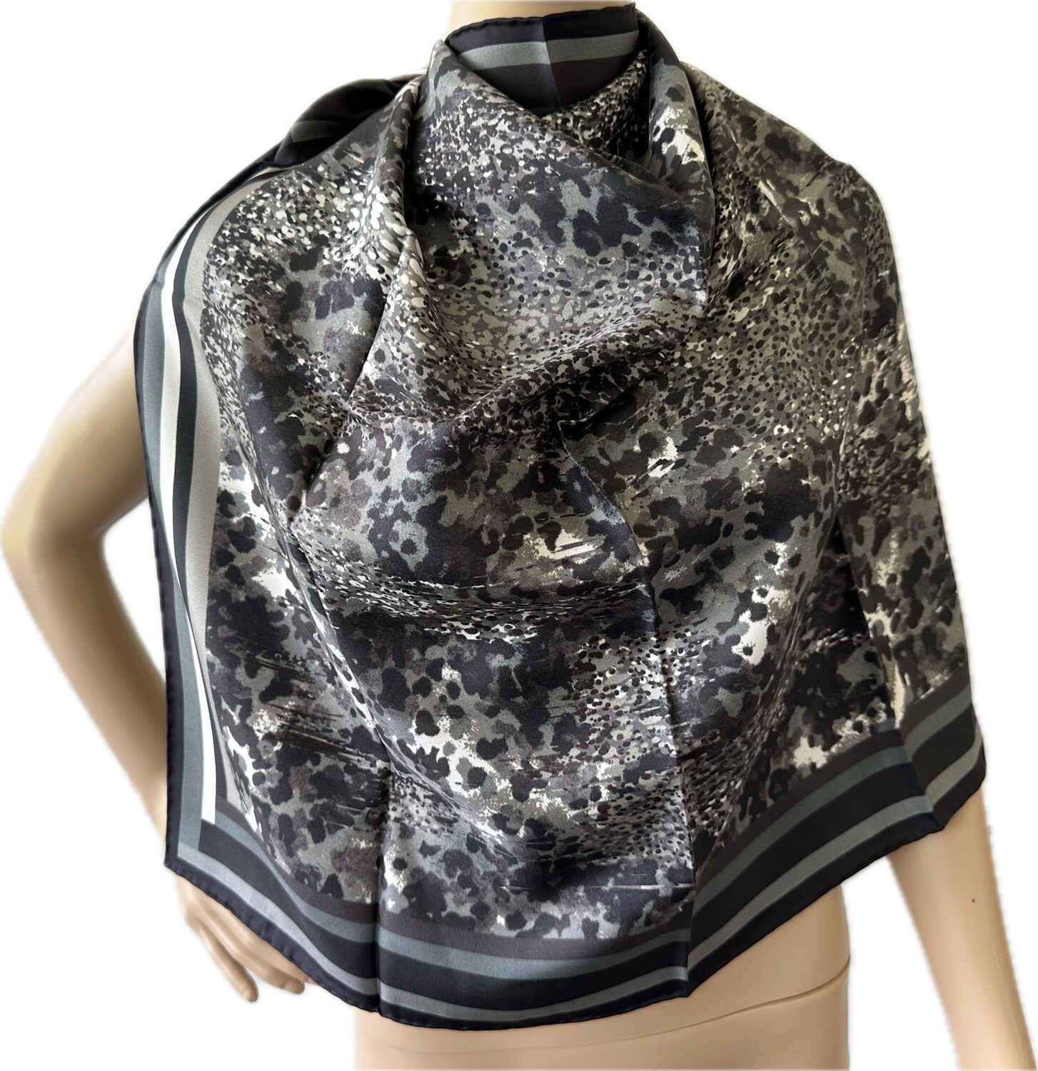 Longchamp  carré en twill de soie 71x69
