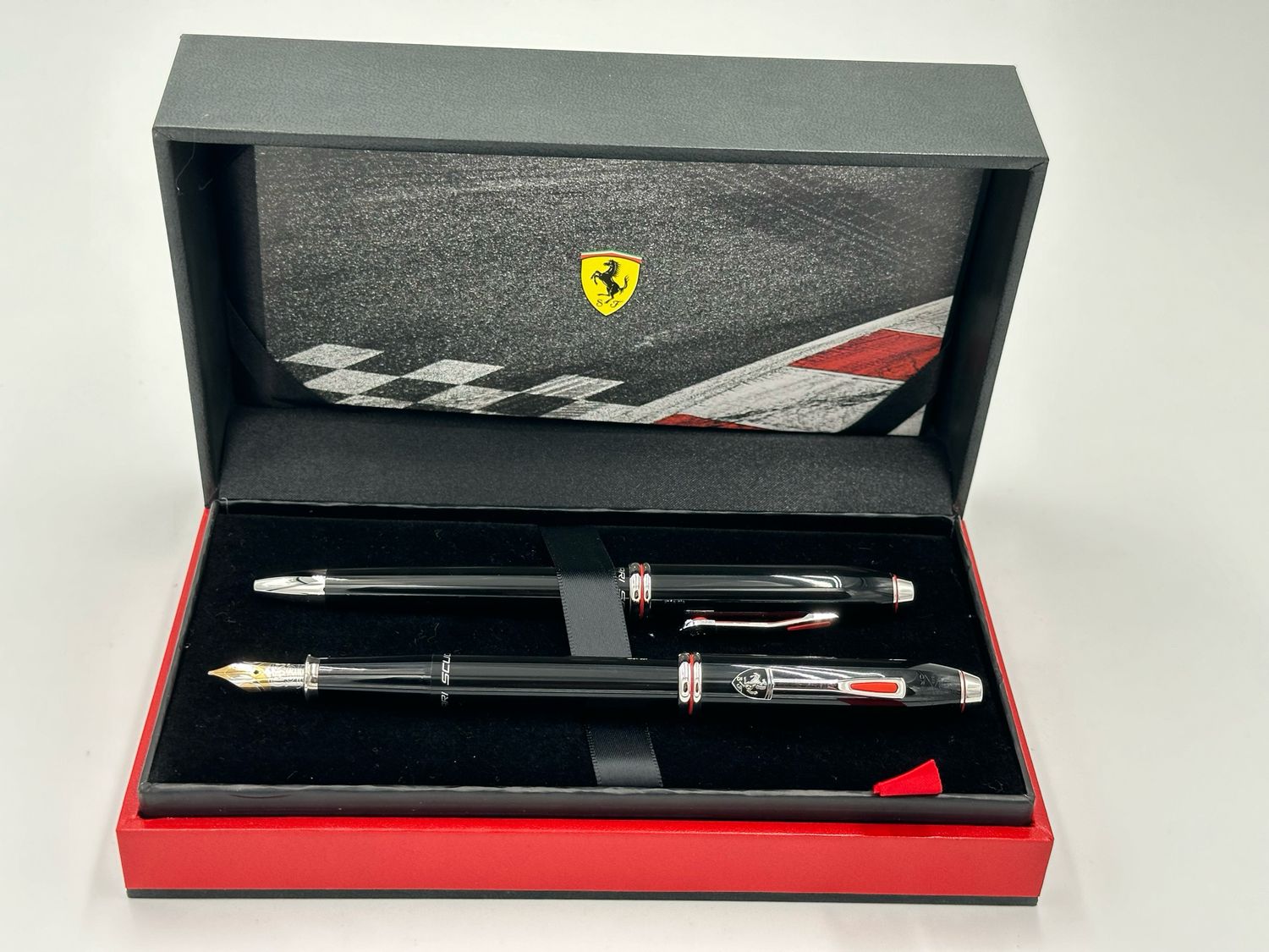 Coffret "Ferrari" Cross Townsend Noir - Stylo plume or 18k + stylo bille