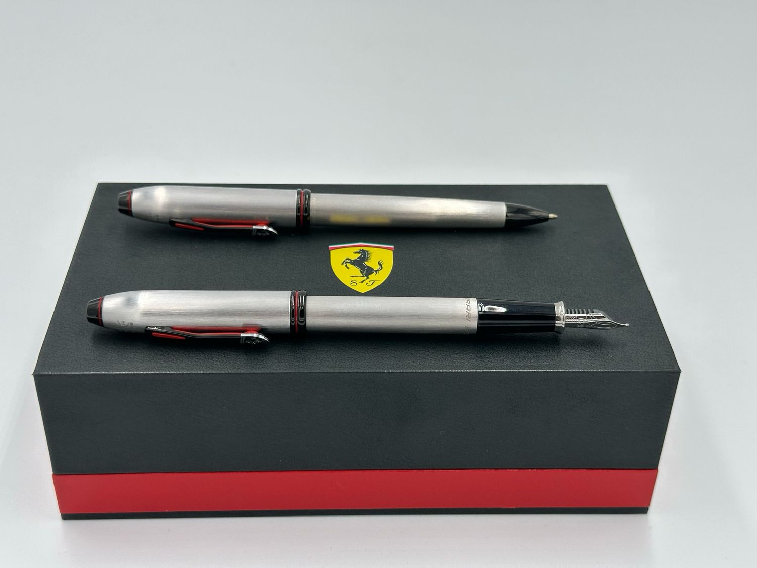Coffret "Ferrari" Cross Townsend Gris brossé - Stylo plume or 18k + Roller