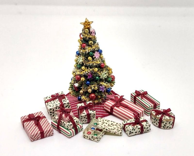 Quarter Scale Christmas Tree & Gifts - 1/4" Scale