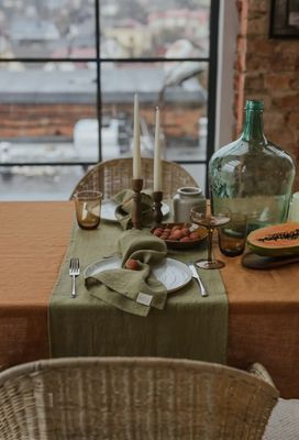 Olivgrüner Tischläufer aus Leinen