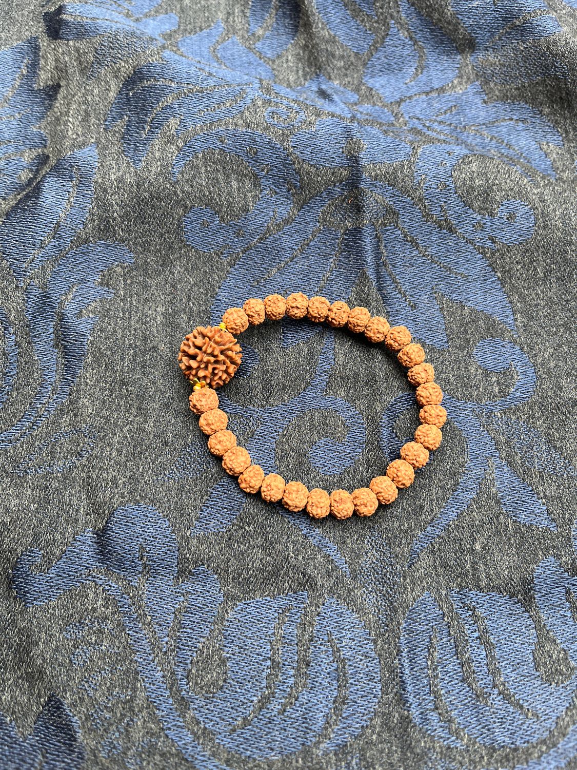 Japa-Armband aus Rudrakshaperlen