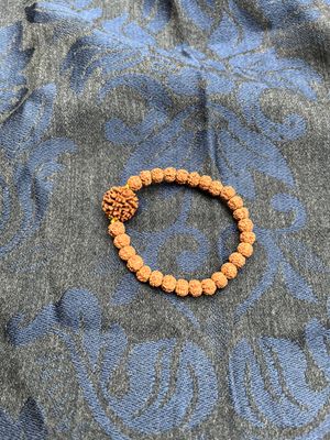 Japa-Armband aus Rudrakshaperlen