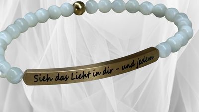 Armband weiß mit goldener Centerperle