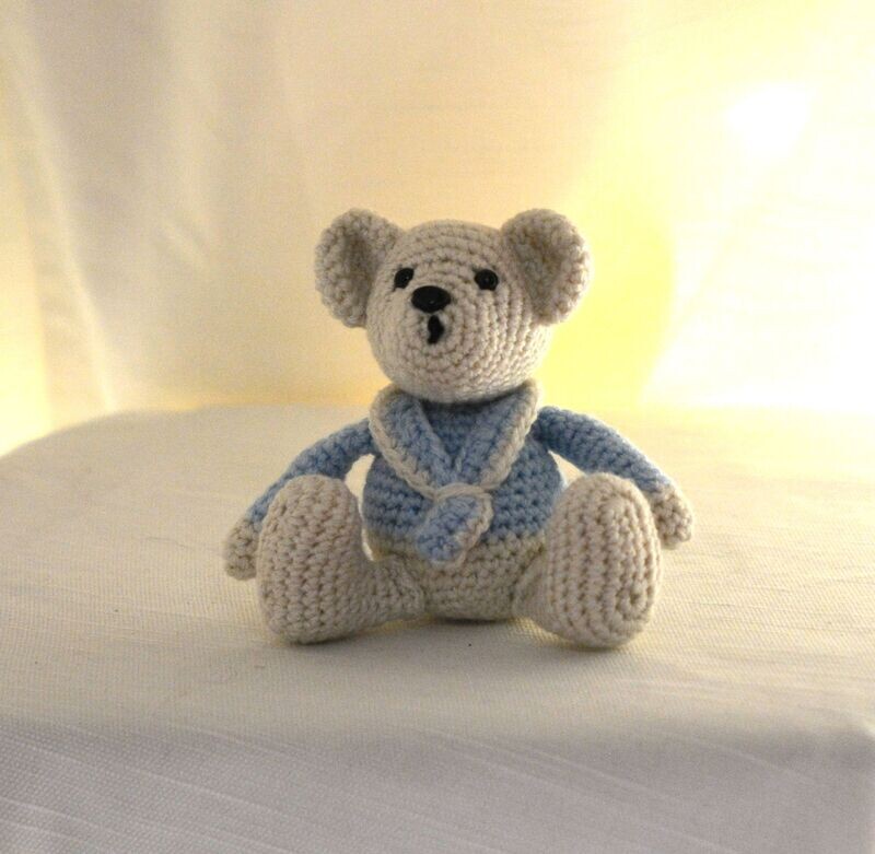 Osito marinero pequeño hecho a mano a crochet
