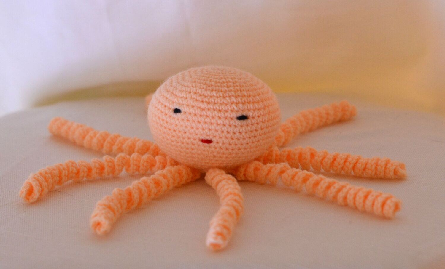 Pulpo bebé color salmón artesanal