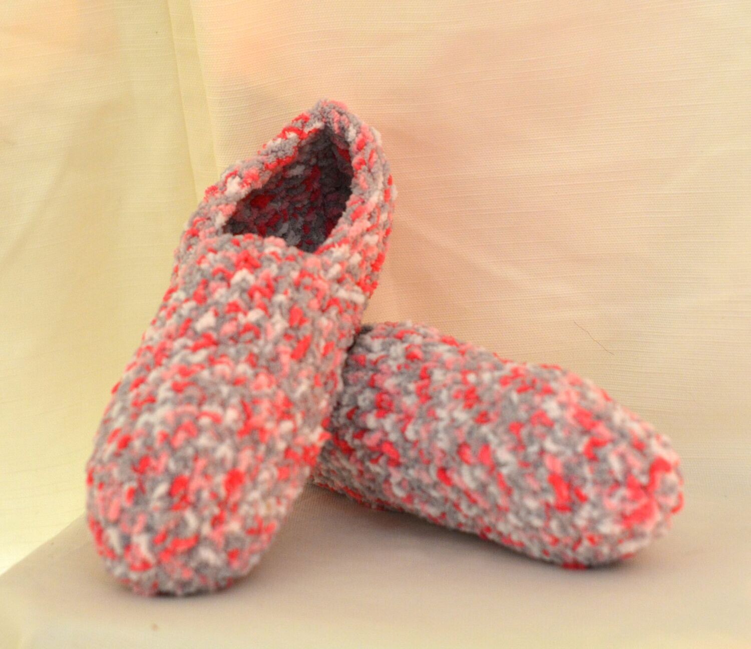 Zapatilla rosa y gris artesanía
hecho a mano