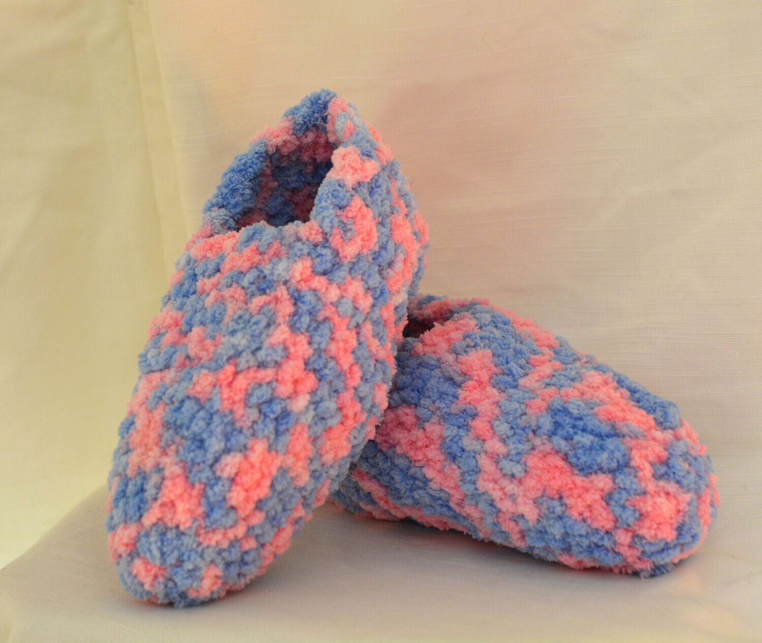 Zapatilla azul y rosa hecho a mano a crochet