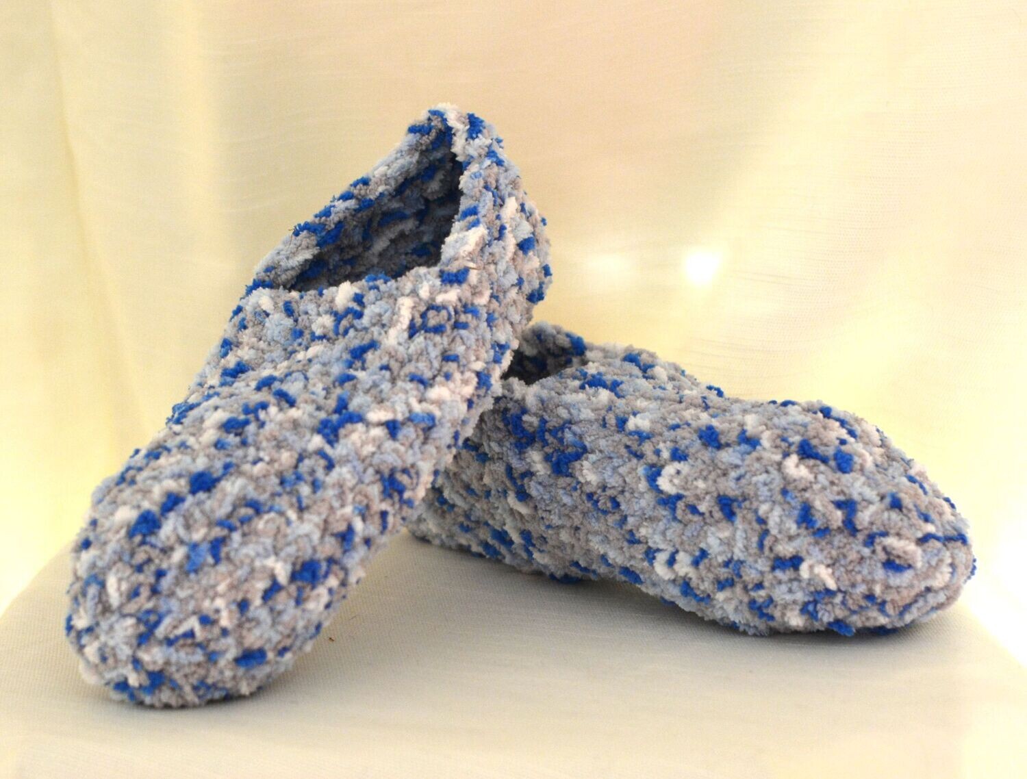 Pantoufles bleu clair et blanches   fait à la main