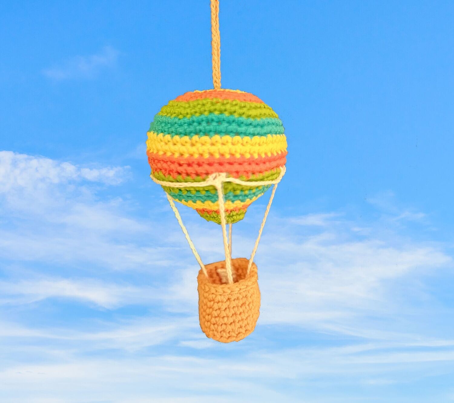 Globo aerostático bicolor amarillo, verde. artesanía a crochet