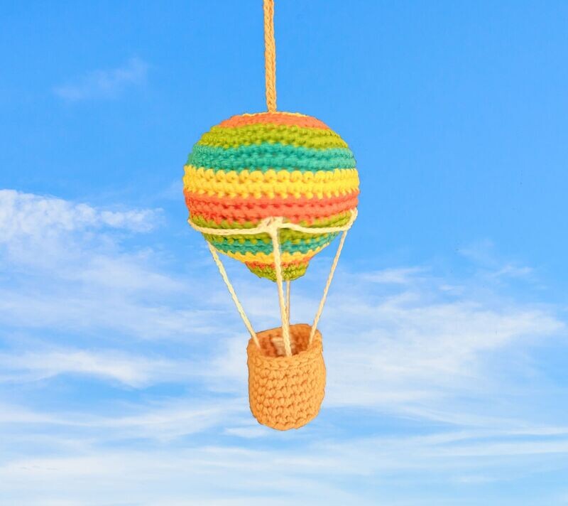 Globo aerostático bicolor amarillo, verde. artesanía a crochet