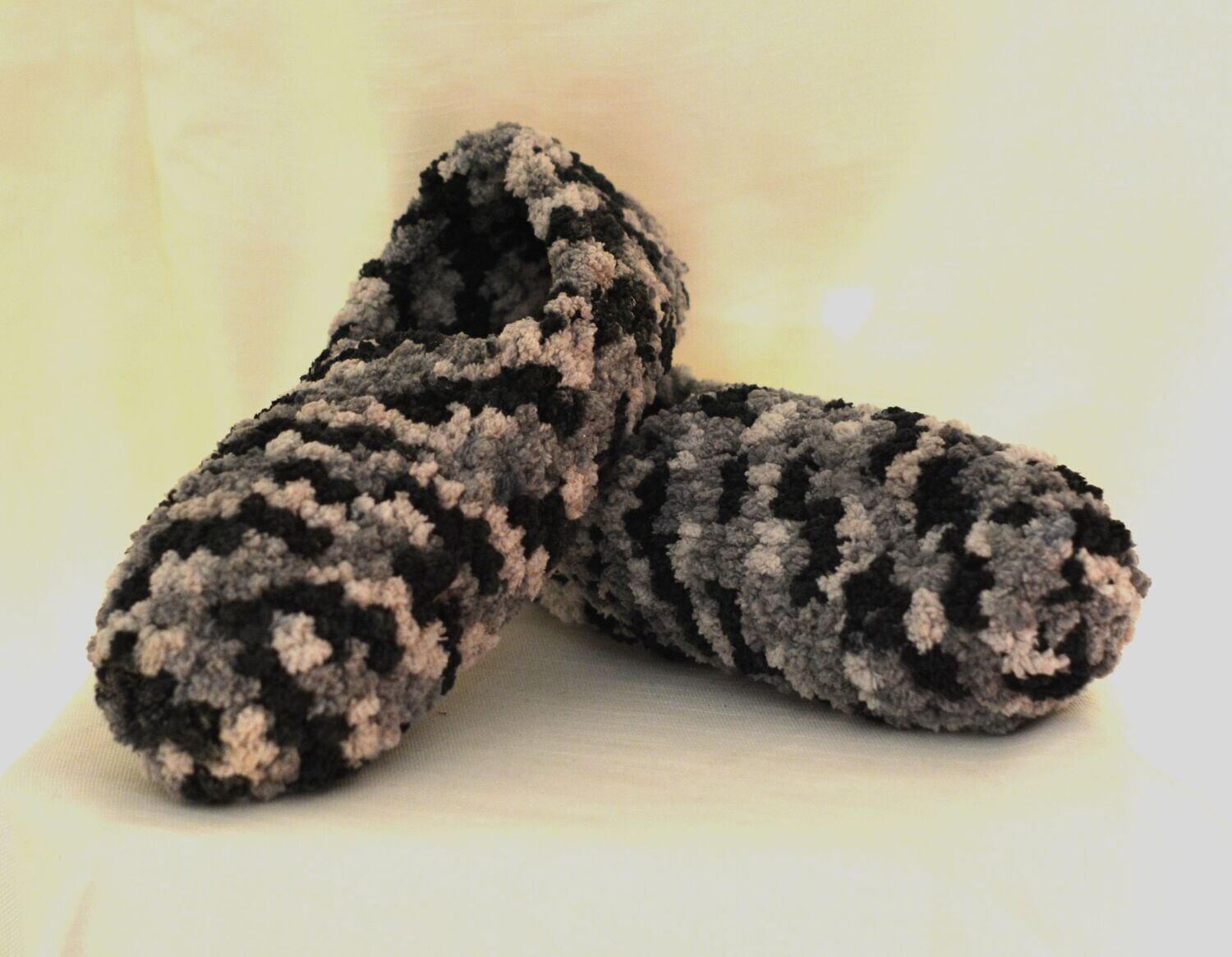 Zapatilla negra y gris artesanía