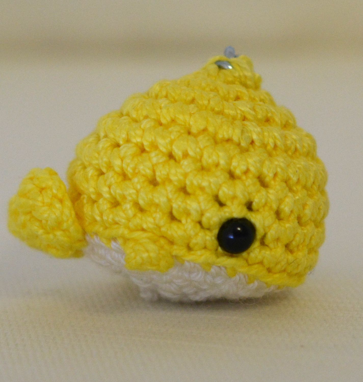 Porte-clés baleine jaune et blanche   fait à la main