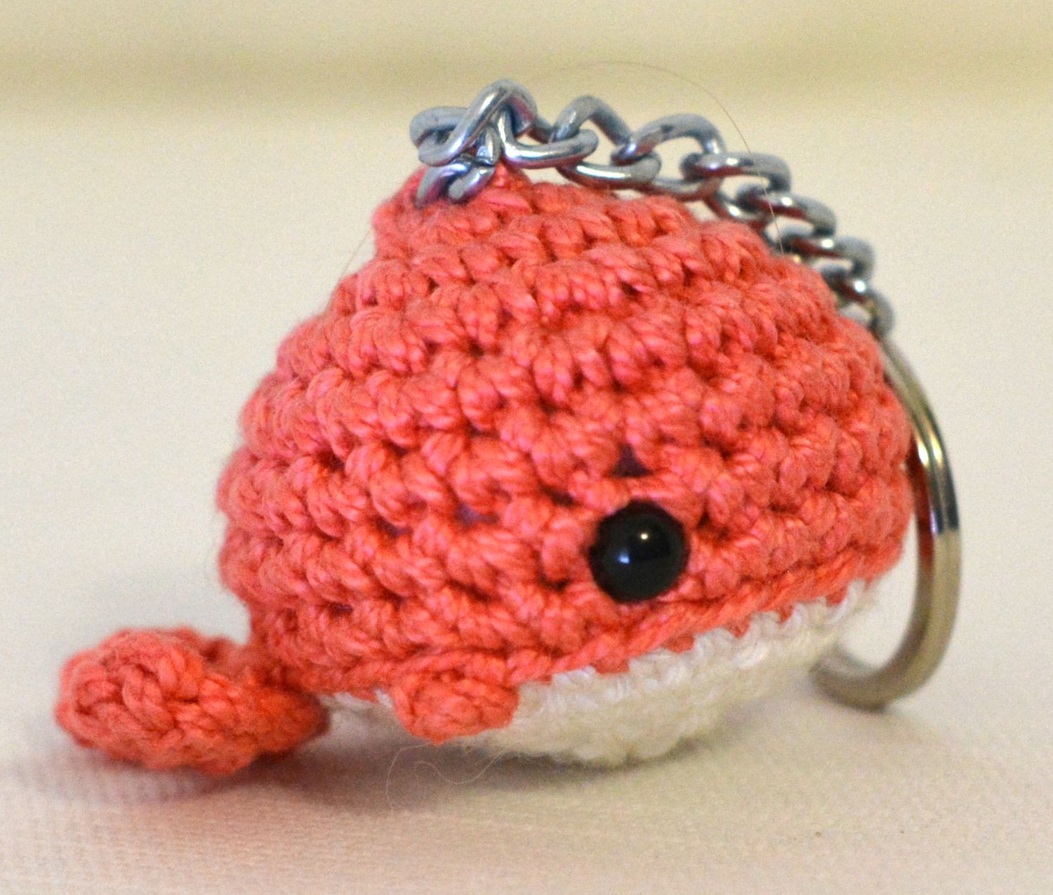 Llavero ballena coral y blanco hecho a mano a crochet
