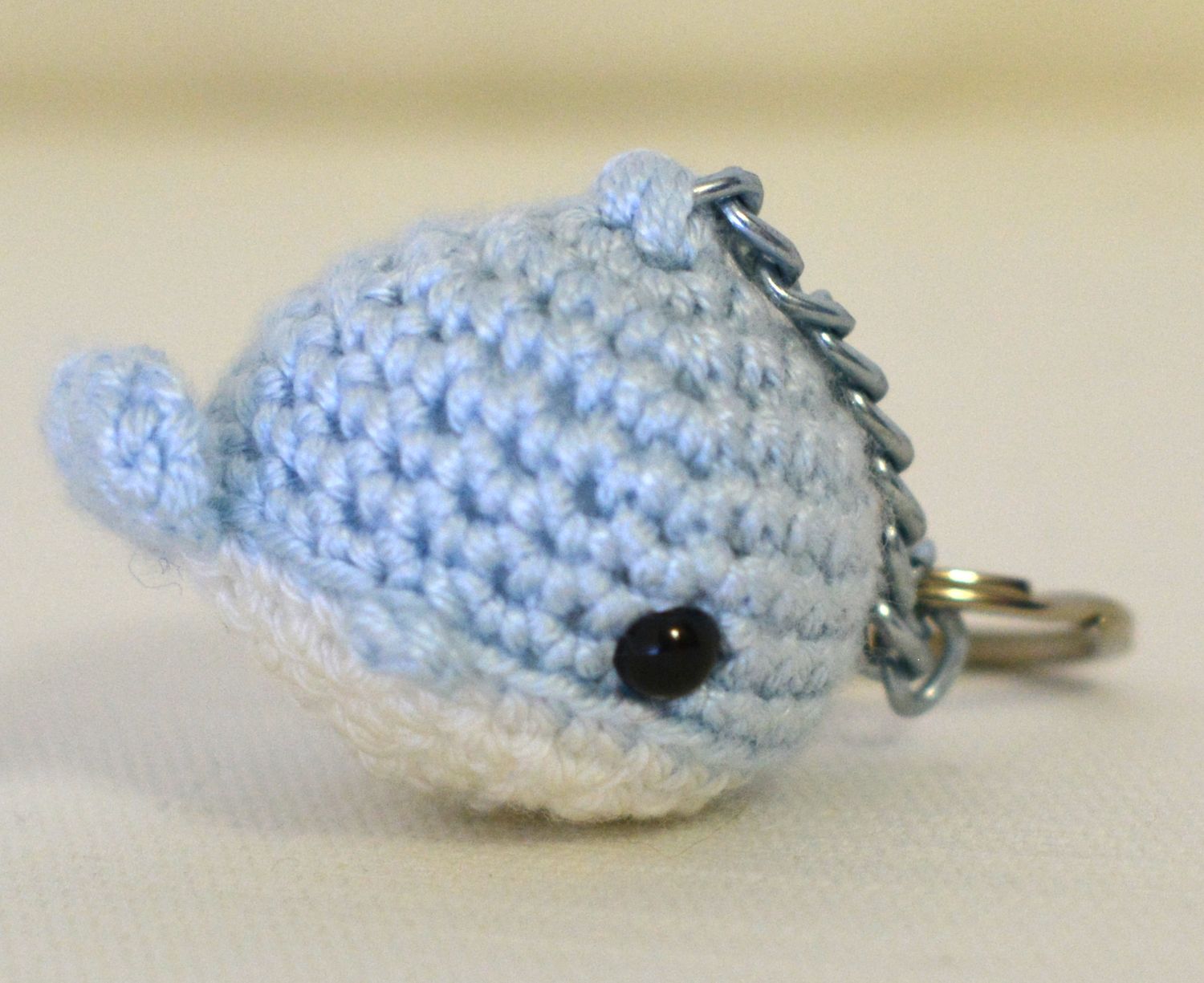 Llavero ballena celeste y blanco artesanía a crochet