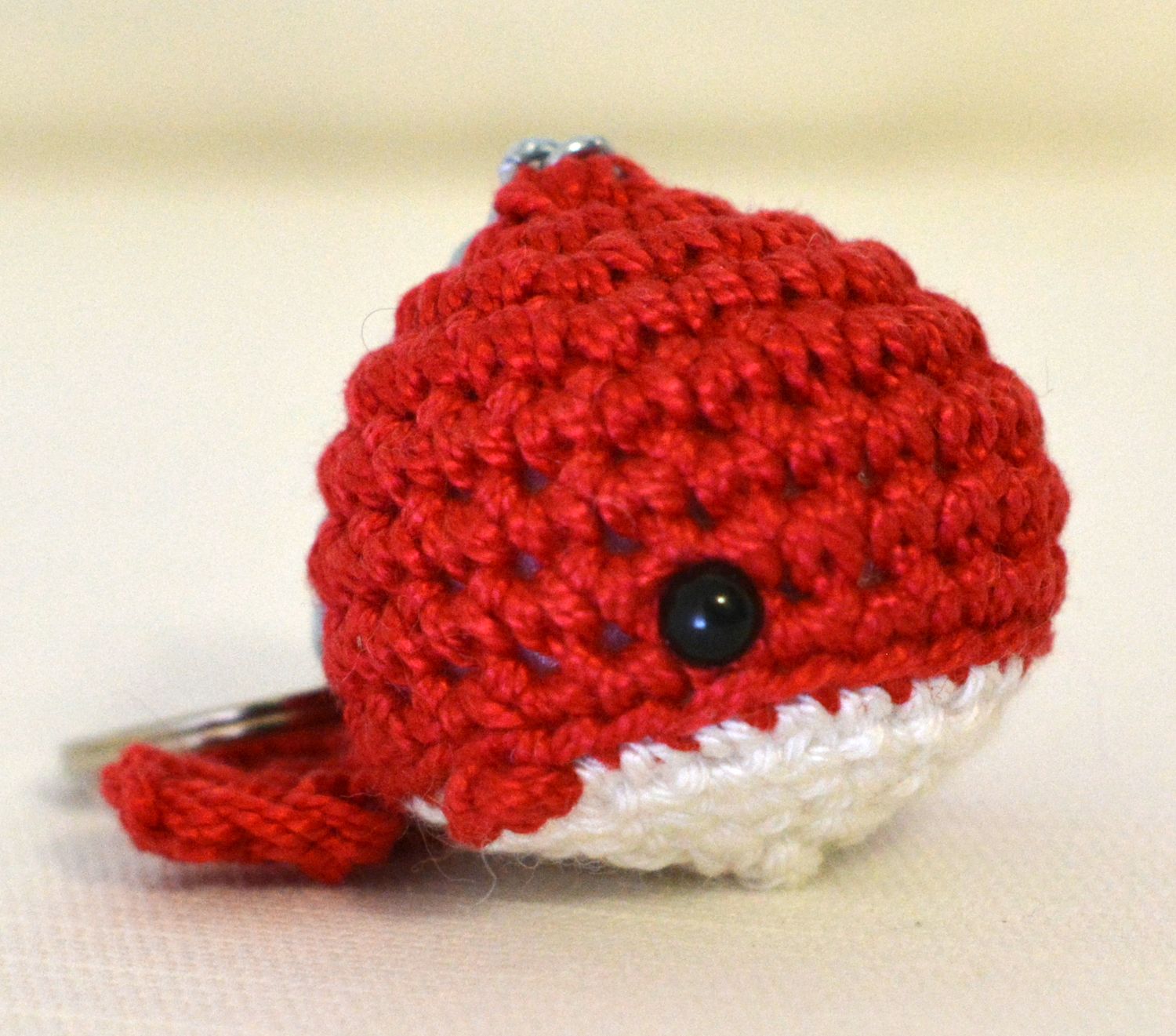 Llavero ballena rojo y blanco hecho a mano a crochet
