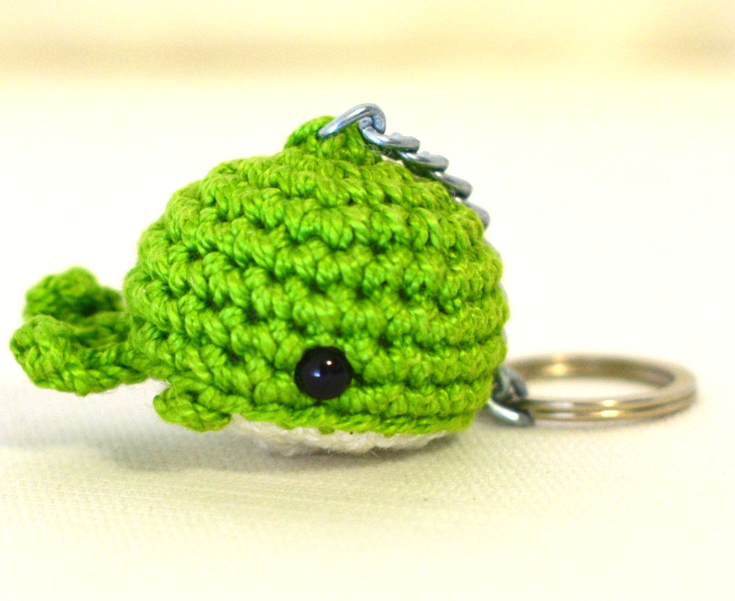 Llavero ballena verde y blanco hecho a mano