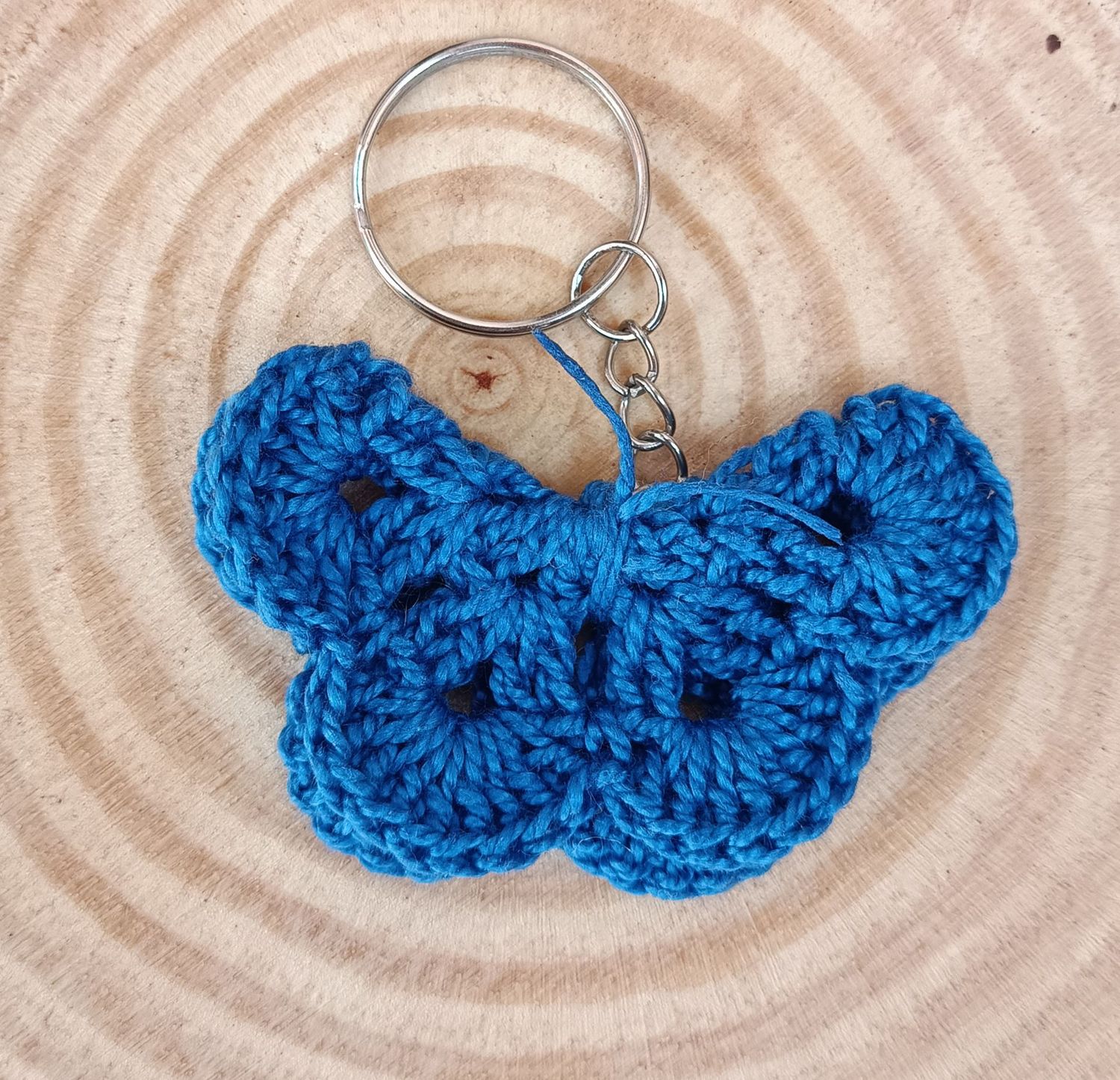 Llavero mariposa azul marino 1 hecho a mano a crochet