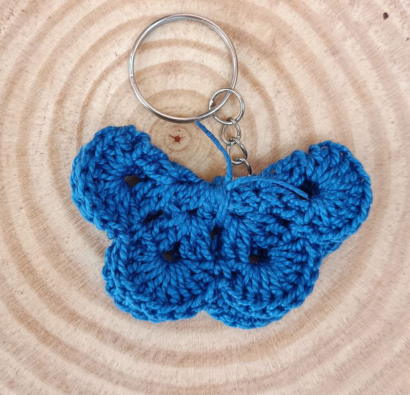Llavero mariposa azul marino 1 hecho a mano a crochet