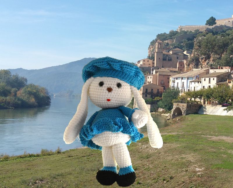Conejita francesa hecha a mano a crochet