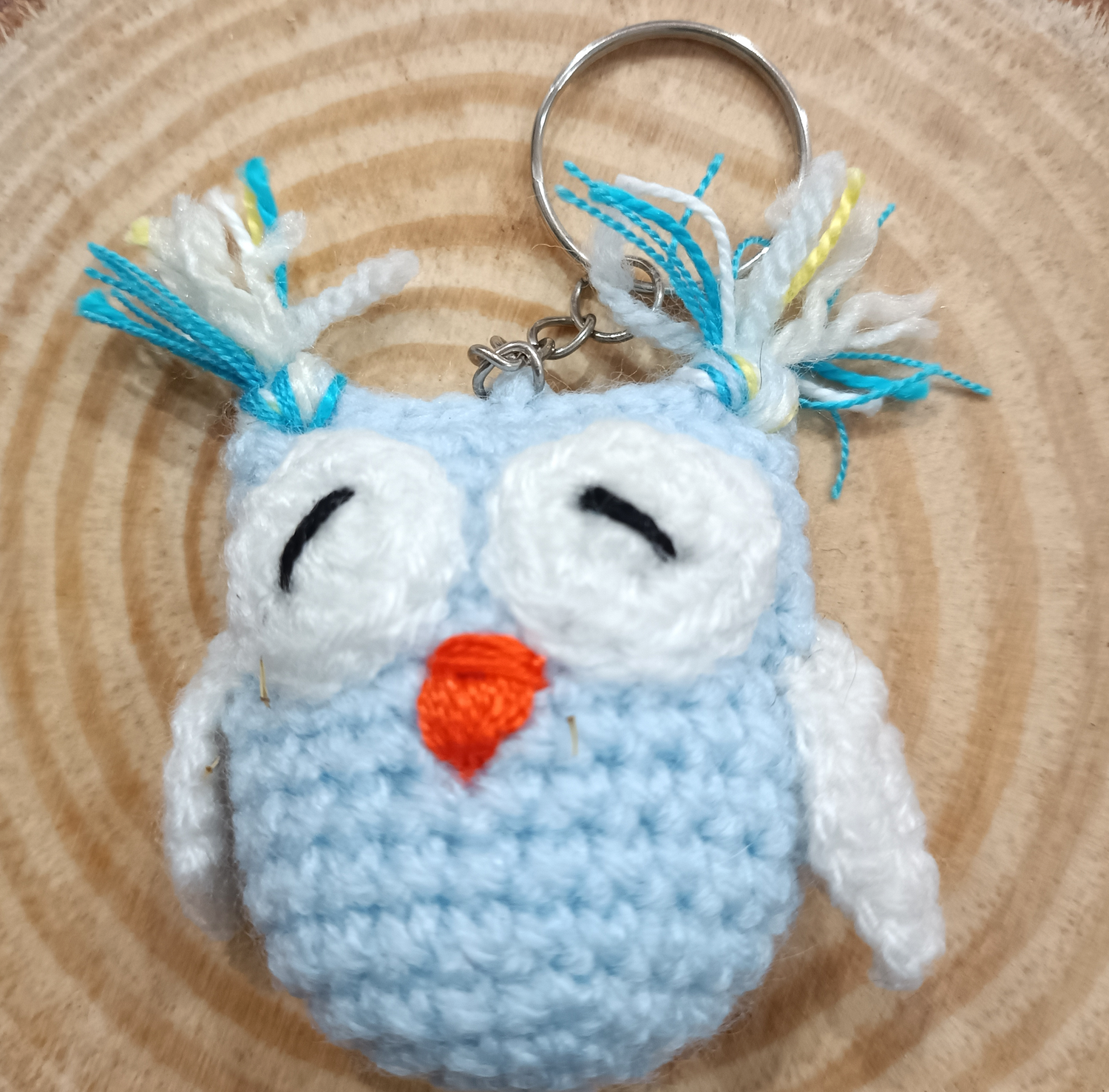 Llavero búho celeste alitas blancas hecho a mano a crochet