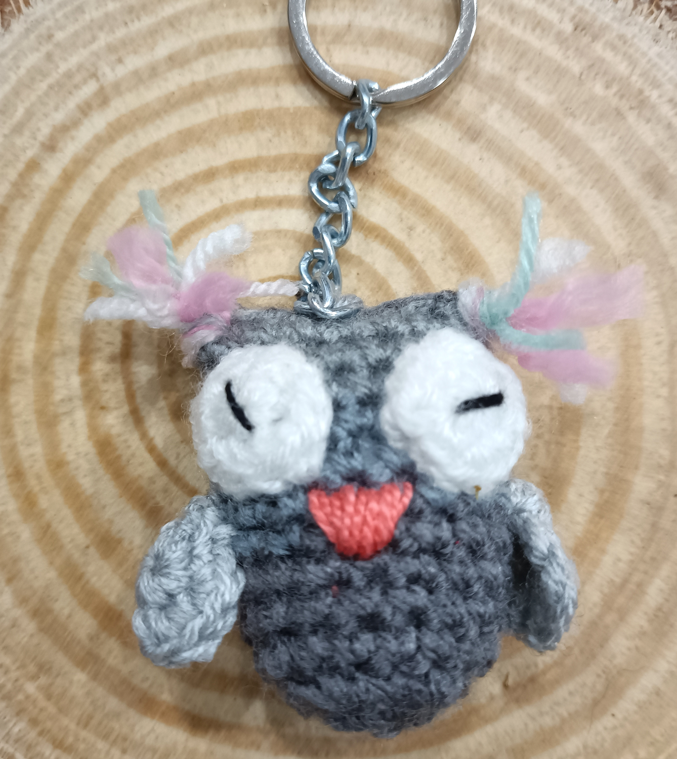 Llavero búho gris bicolor con alitas gris perla artesanal