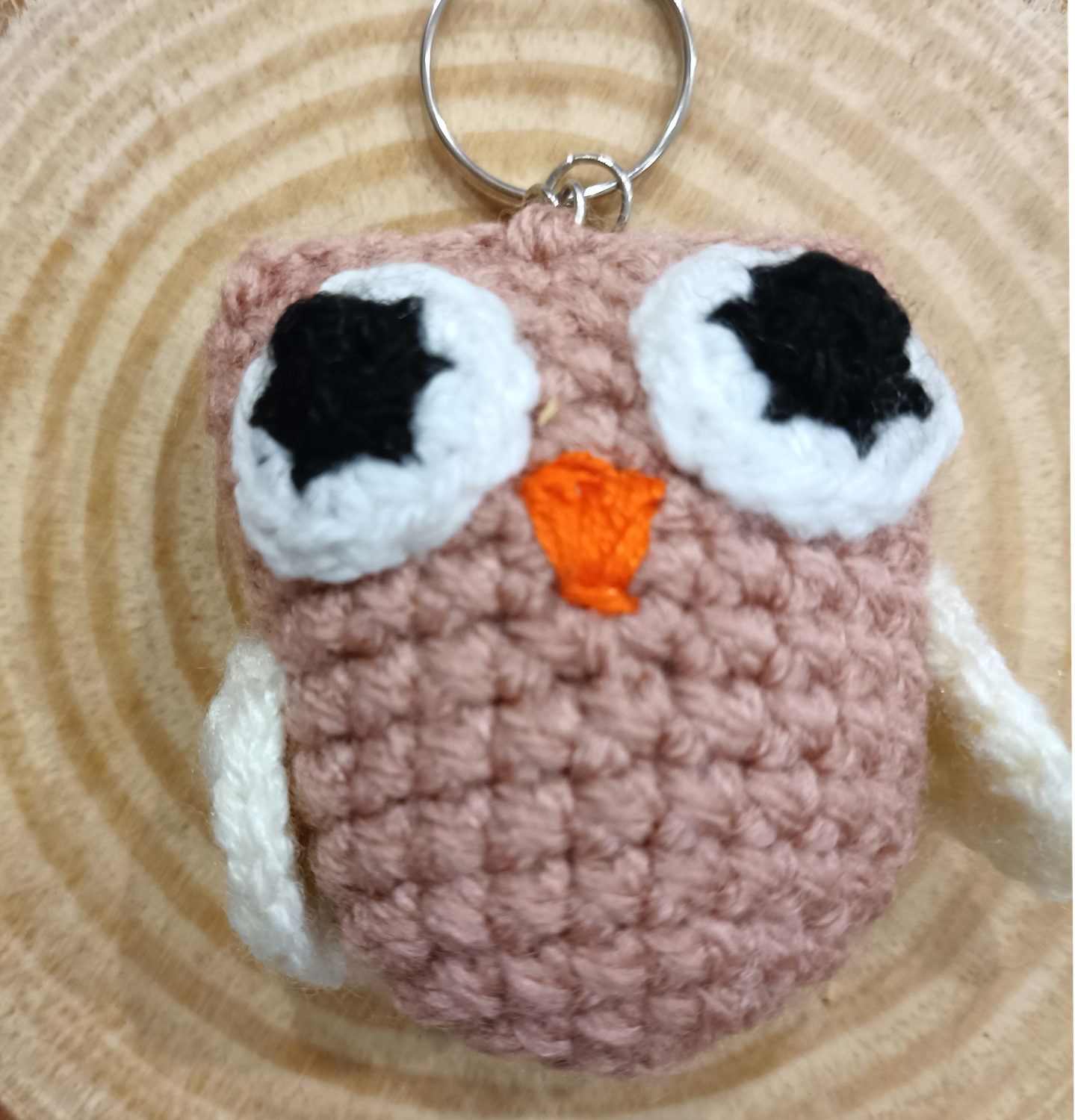 Llavero búho marrón con alitas beige hecho a mano a crochet